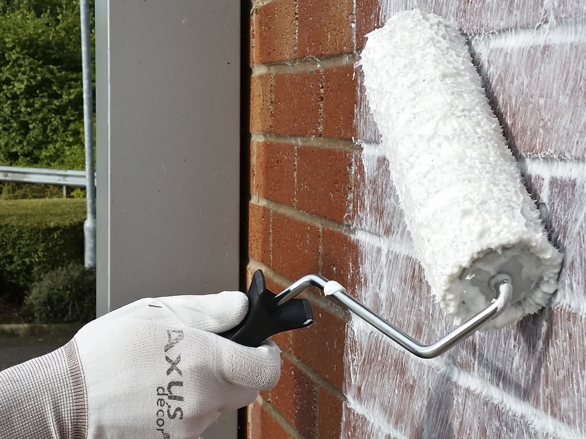 Applying Emperor Masonry Creme to brickwork